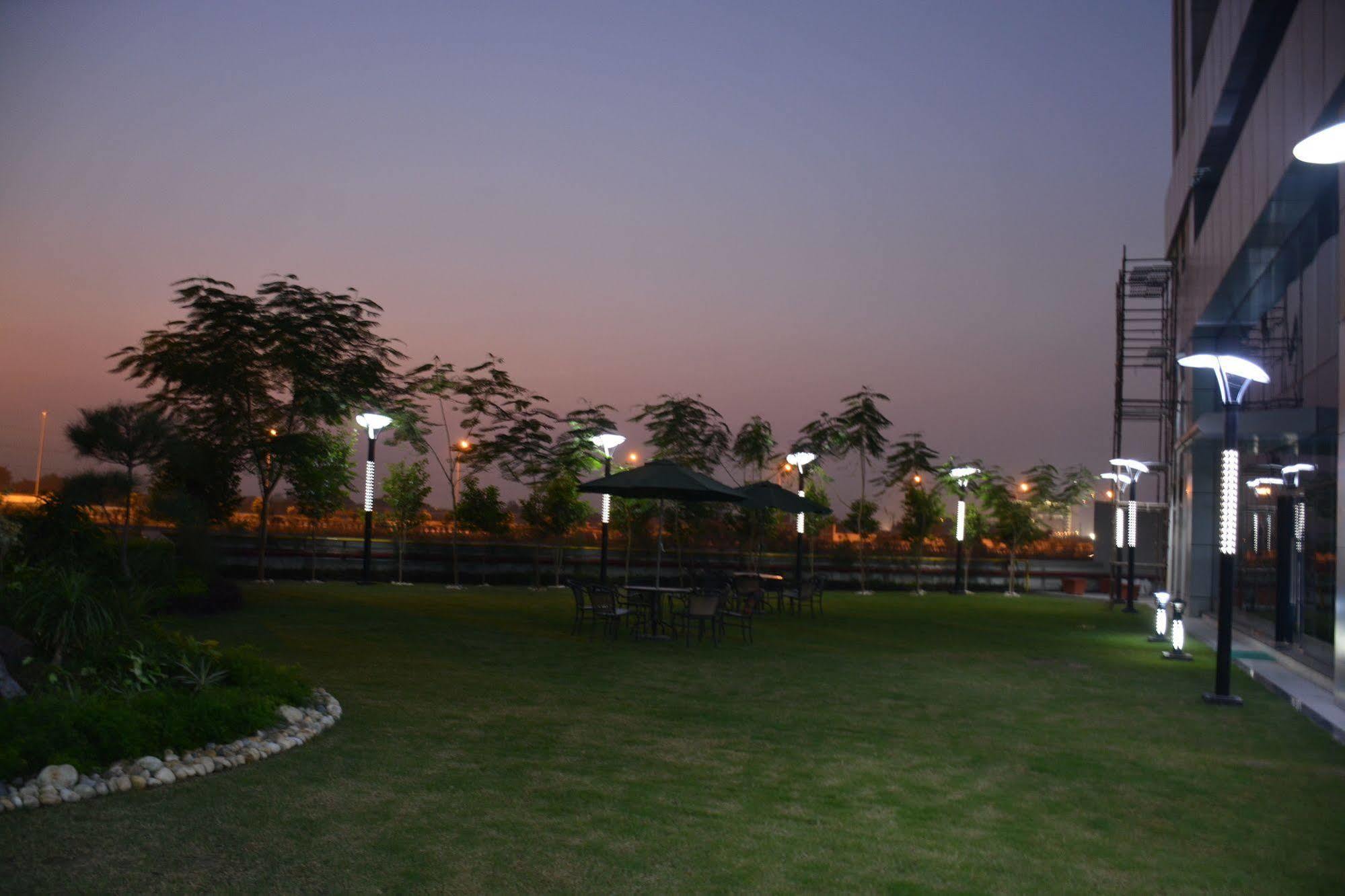 Hide Away Suites Noida Exteriér fotografie